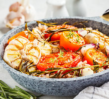 Su pomidoriukais ir česnakais orkaitėje kepti ryžiai