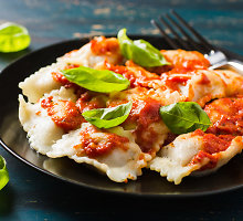 Itališki virtinukai su pomidorais, baltosiomis pupelėmis ir garbanotąja trūkažole