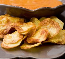 Naminiai bulvių traškučiai su keptų paprikų padažu
