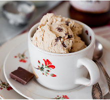 Kavos ledai su pieninio šokolado gabalėliais