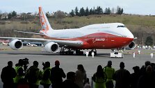 Ilgiausias keleivinis lėktuvas &bdquo;Boeing 747-8 Intercontinental&ldquo;  atliko pirmąjį skrydį.