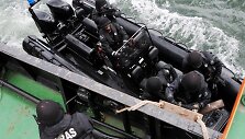 Pasieniečiai pratybų metu &scaron;turmavo tariamų pažeidėjų laivą