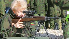 Prezidentė sėdo prie karinio &scaron;arvuočio vairo ir i&scaron;bandė net kulkosvaidį