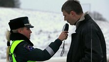 Asociatyvinė iliustracija: tikrinamas vairuotojo blaivumas