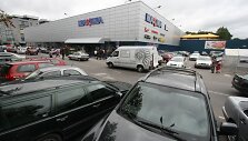 Perpildytas prekybos centrų aik&scaron;teles galėtų ženklinti stovėjimą ribojantys ženklai, tačiau kol kas tokios iniciatyvos niekas nesiima.