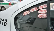 Antikorupcinės akcijos lipdukais papuo&scaron;ti policijos tarnybiniai automobiliai