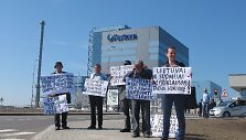 Ties atidaroma jėgaine protestavo būrelis žmonių.