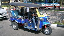 Motorinė rik&scaron;a, kitaip dar vadinama &bdquo;tuktuku&ldquo;