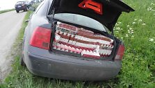Automobilis, prigrūstas cigaretėmis