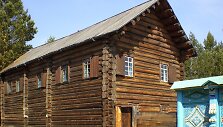 XIX a. II p. etnografinis rusų valstiečių namas ant negyvenamo paklėčio. Užbaikalės tautų etnografinis muziejus. 