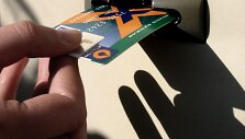 Sukčiai rado naują apgaudinėjimo būdą &ndash; i&scaron; patiklių žmonių perka bankų korteles. 