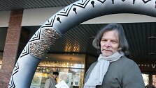 Į pasaulinę parodą &bdquo;Expo 2012&rdquo; Pietų Korėjoje i&scaron;keliaus ir klaipėdiečio menininko Vytauto Karčiausko gintaro žiedas. 