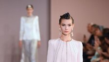 &bdquo;Giorgio Armani Priv&eacute;&ldquo; 2019&ndash;2020 m. rudens ir žiemos auk&scaron;tosios mados kolekcijos modelis