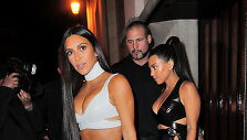 Kim Kardashian su seserimi Kourtney Kardashian i&scaron;eina i&scaron; restorano, kelios valandos prie&scaron; užpuolimą
