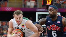 Martynas Pocius prie&scaron; Lebroną Jamesą