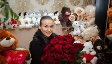 Gėlininkė L.Virvičaitė pastebi, kad vyrai savo moteris sveikina skirtingai &ndash; vieni apsiriboja vienu ar keliais rožės žiedais, kiti gėlėms i&scaron;leidžia po kelis &scaron;imtus eurų.