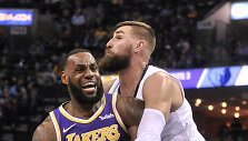 LeBronas Jamesas ir Jonas Valančiūnas