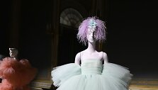 &bdquo;Giambattista Valli&ldquo; 2019&ndash;2020 m. rudens ir žiemos auk&scaron;tosios mados kolekcijos modelis
