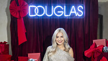 Rubino raudonos ir spindesio flirtas DOUGLAS kalėdiniame vakare