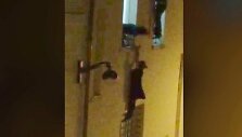Pro &bdquo;Bataclan&ldquo; koncertų salės pastato langą i&scaron;lipusi ir ant turėklų kabanti nė&scaron;čia moteris