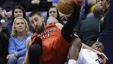 Jonas Valančiūnas ir Rodney Stuckey