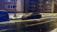Gatvėje pri&scaron;alęs automobilis