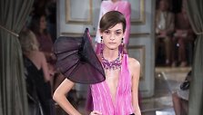 &bdquo;Giorgio Armani Prive&ldquo; kolekcijos modelis