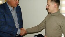 Klaipėdos meras Vytautas Grubliauskas pagerbė vaiką i&scaron; upės i&scaron;traukusį Laurentą &Scaron;imaitį