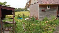 STOP juosta aptvertas pirties prieangis ir vieta, kurioje rastas merginos kūnas. Ant žolės matėsi kraujo, kūno vilkimo žymės, mėtėsi chalatas.