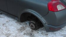 Neseniai be visų 4 ratų ratų Fabijoni&scaron;kių gale buvo paliktas apynaujis &bdquo;Volvo C30&ldquo; hečbekas.