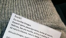 Suvenyrines vėliavėles Plungėje pardavinėję baltarusiai buvo i&scaron;vežti į mi&scaron;ką ir apiplė&scaron;ti.