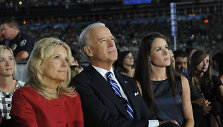 JAV viceprezidentas Joe Bidenas su žmona Jill (kairėje) ir dukra Ashley (de&scaron;inėje)