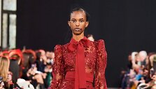 &bdquo;Elie Saab&ldquo; 2020&ndash;2021 m. rudens ir žiemos kolekcijos modelis