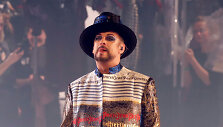 &bdquo;Jean Paul Gaultier&ldquo; 2020 m. pavasario ir vasaros kolekcijos modelis. Boy George'as.