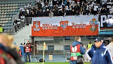 Lenkų futbolo sirgalių i&scaron;keltas plakatas Kijevo stadione