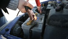 Viena populiariausių priemonių žiemą greitai įkrauti akumuliatorių &ndash; &bdquo;krokodilai&ldquo;, tačiau specialistai perspėja, kad toks jungimas gali pakenkti automobilio elektros sistemai.