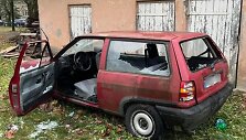 Vilainiuose apgadintas automobilis &ndash; i&scaron;daužyti visi langai