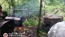 Marijampolės apskrities vyriausiojo policijos komisariato pareigūnai aptiko aparatą naminei degtinei gaminti bei 6 litrus skysčio, kurio kvapas būdingas naminei degtinei.