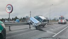 Po susidūrimo &bdquo;Volvo&ldquo; liko kabėti ant atitvarų