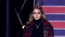 &bdquo;Tommy Hilfiger&ldquo; 2018 m. pavasario ir vasaros kolekcijos modelis