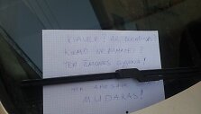 Fotopolicija Paupio gatvėje: piktas ra&scaron;telis ant VW stiklo