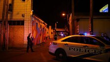 Policijos pareigūnai vietoje, kur buvo sužeistas vienas jų kolega