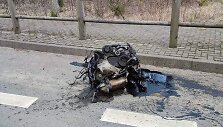 Po eismo įvykio variklis liko gulėti ant kelio.