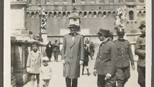Stasys Lozoraitis su sūnumis Stasiu ir Kaziu &scaron;alia &Scaron;v. Angelo pilies, 1932m.