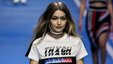 &bdquo;Tommy Hilfiger&ldquo; kolekcijos modelis