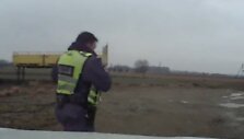 Pamatę, kad bėglys jau griovyje, pareigūnai i&scaron;lipo i&scaron; ma&scaron;inos, kad jį sulaikytų, tačiau pastarasis dar prie&scaron;inosi.