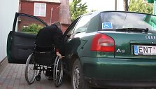 Judėjimo negalią turintis E.Zubavičius i&scaron; automobilio i&scaron;lipti pats negali.
