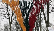 Palangoje pakabinta apie 220 metrų ilgio vėliava i&scaron; juostelių.