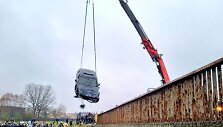 I&scaron; vandens traukiamas BMW automobilis