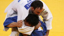 Naidangiinas Tuvshinbayaras (mėlyna apranga) yra laimėjęs Mongolijai pirmąjį olimpinį aukso medalį.